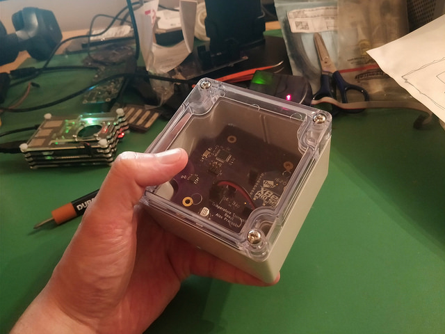 Sensor unit with the lid on